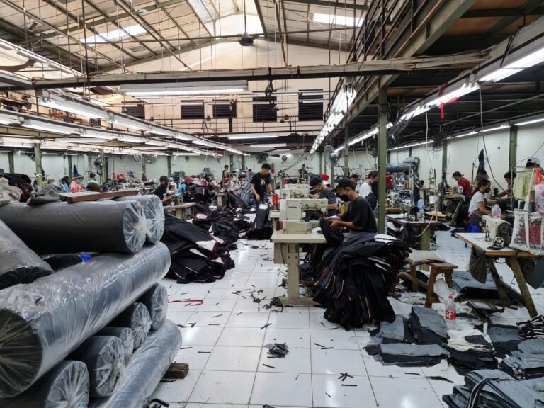 Deretan tas ramah lingkungan dari bahan organik untuk merchandise perusahaan