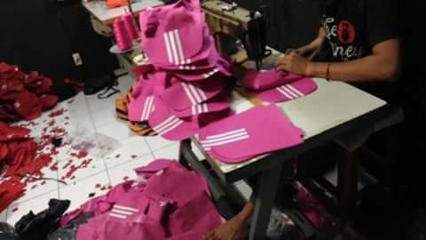 Proses pemilihan sampel warna kain untuk produksi tas custom di konveksi tas HCK
