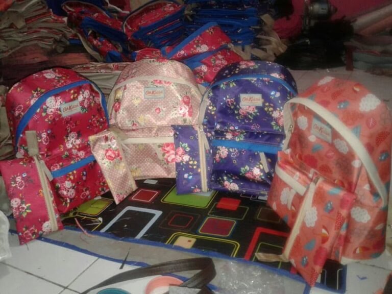 Tumpukan tas custom di konveksi Bandung sebagai ilustrasi minimal order (MOQ)