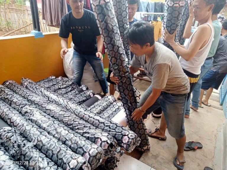 Berbagai jenis bahan baku kain untuk produksi tas konveksi di Bandung