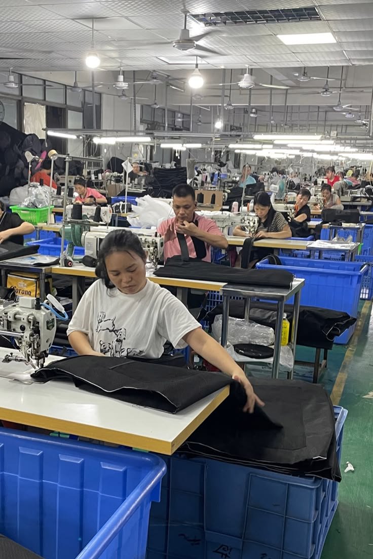 Proses produksi tas di pabrik Indonesia dengan bahan baku tekstil dan pekerja konveksi