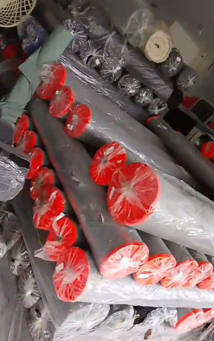 Pilihan berbagai jenis bahan kain berkualitas untuk produksi tas di konveksi