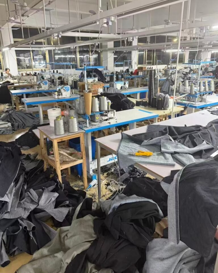 Perbandingan tekstur bahan kain Cordura dan Kanvas untuk produksi tas custom.