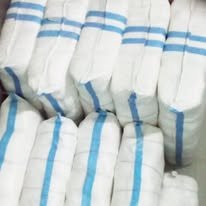 Berbagai jenis sampel kain berkualitas tinggi yang digunakan dalam industri produksi tas custom.