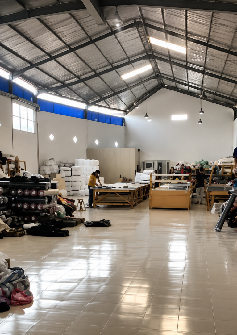 Pekerja profesional sedang memproduksi tas di konveksi tas Bandung