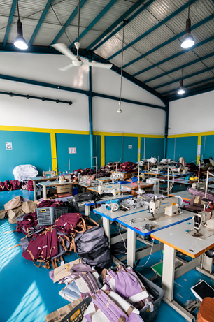 Proses produksi tas custom skala besar di konveksi tas Bandung yang profesional