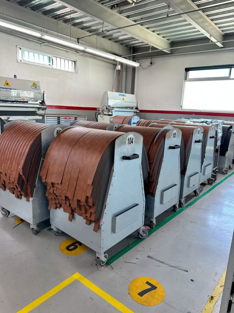 Pilihan berbagai jenis bahan kain berkualitas untuk produksi tas seminar custom