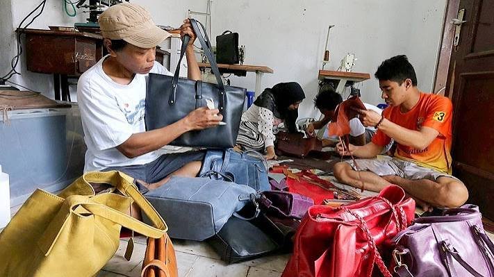 Proses pengecekan kualitas atau Quality Control (QC) pada produk tas custom di workshop konveksi tas.