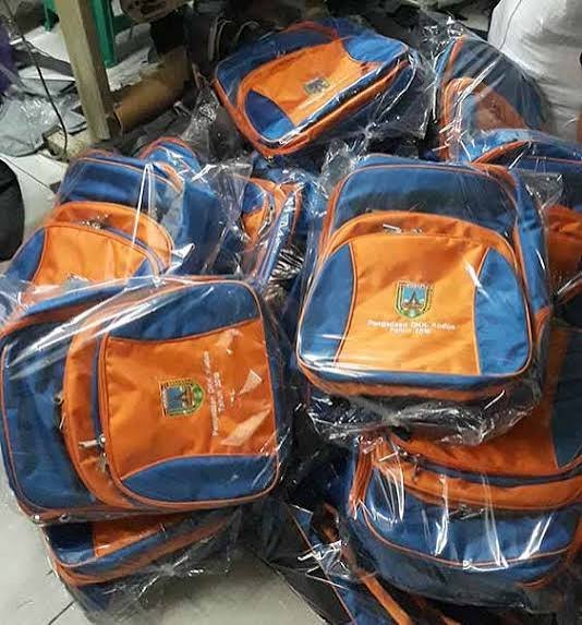 Proses produksi di konveksi tas profesional Bandung untuk pesanan klien dari Jakarta