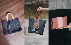 Tote bag bahan kanvas berkualitas premium dengan tambahan resleting di bagian atas untuk keamanan barang