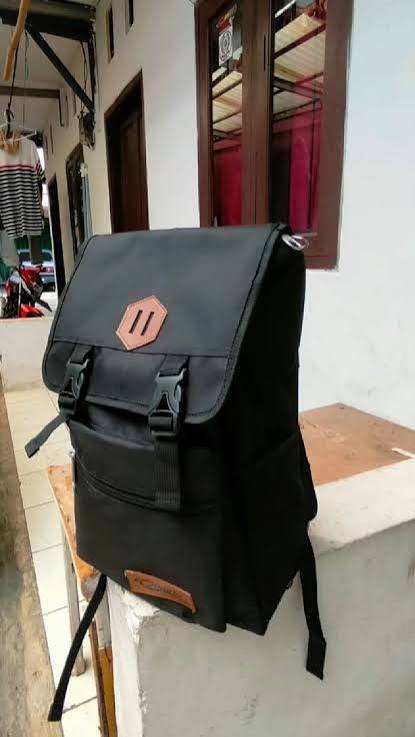 Perbandingan visual tas seminar model backpack dan tote bag untuk keperluan acara perusahaan