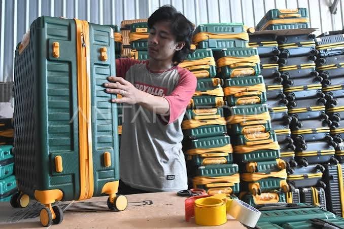 Proses quality control tas custom di konveksi untuk memastikan jahitan dan aksesori dalam kondisi baik.