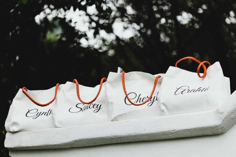 Pekerja konveksi menjahit tas kanvas custom di workshop konveksi tas Bandung