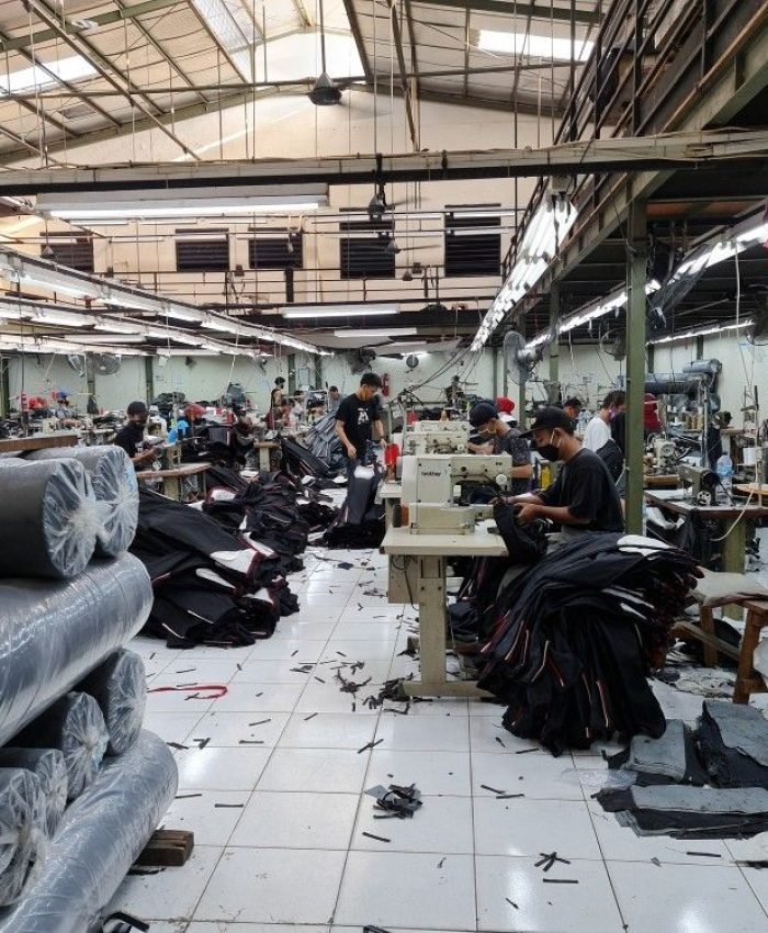 Proses kontrol kualitas pengecekan jahitan tas custom di konveksi tas HCK