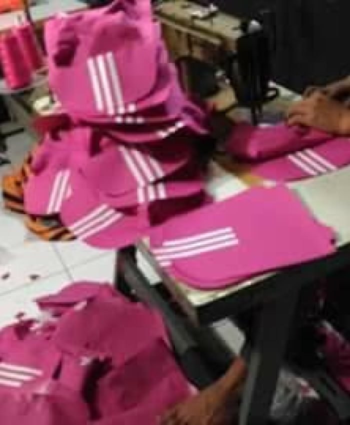 Proses pemilihan sampel warna kain untuk produksi tas custom di konveksi tas HCK