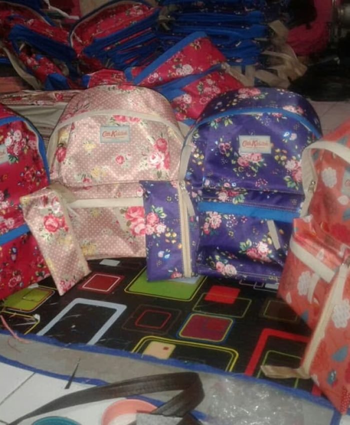 Proses produksi tas custom dalam jumlah banyak di pabrik konveksi yang profesional