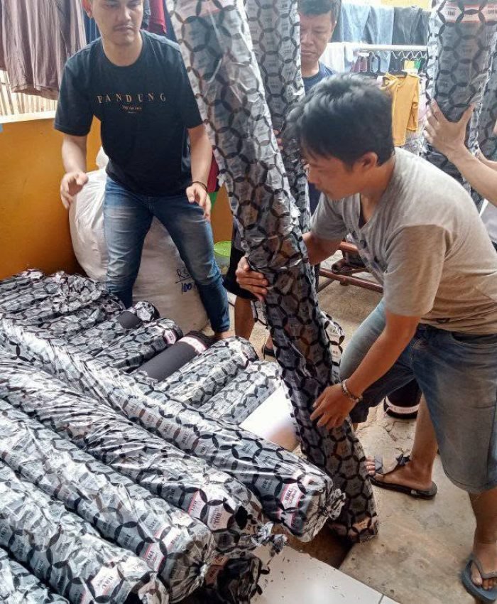 Berbagai jenis bahan baku kain untuk produksi tas konveksi di Bandung