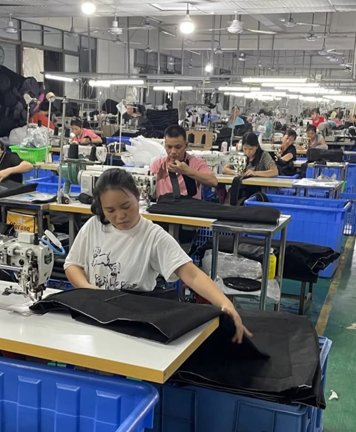 Proses produksi tas di pabrik Indonesia dengan bahan baku tekstil dan pekerja konveksi