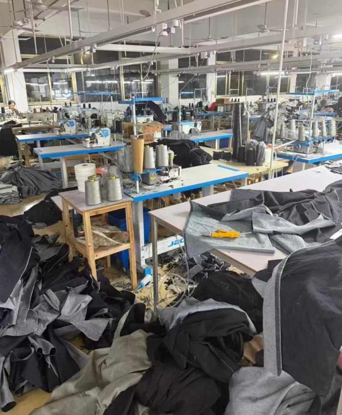 Perbandingan tekstur bahan kain Cordura dan Kanvas untuk produksi tas custom.