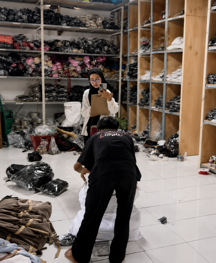 tim quality control memeriksa kualitas tas custom sebelum dikemas dan dikirim
