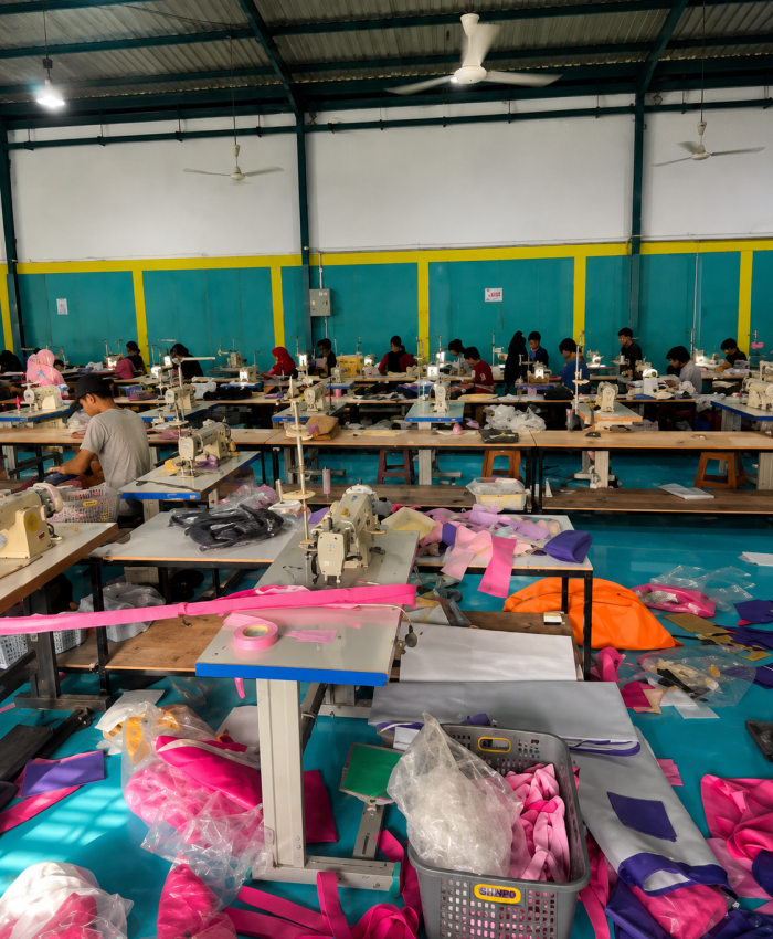 Proses pembuatan tas custom di konveksi Bandung dengan berbagai pilihan bahan dan desain