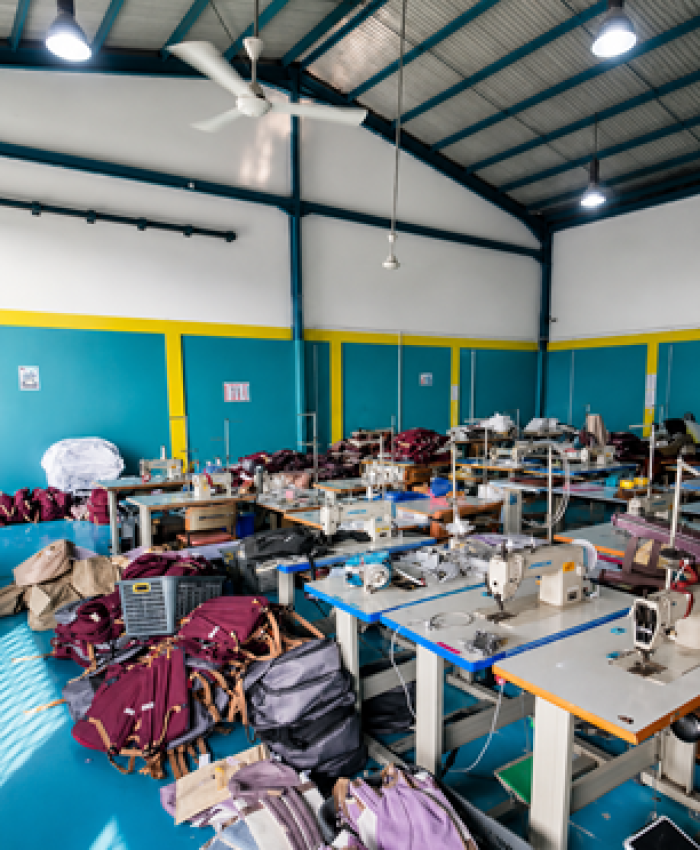 Proses produksi tas promosi dalam jumlah besar di konveksi tas Bandung yang profesional.