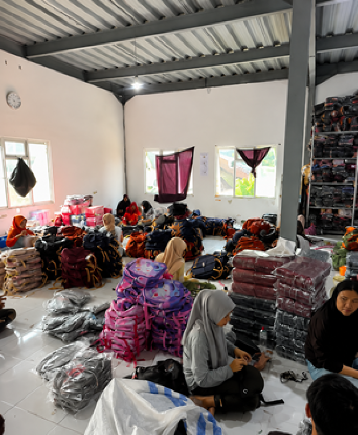 Proses packing tas custom dalam jumlah besar di gudang konveksi