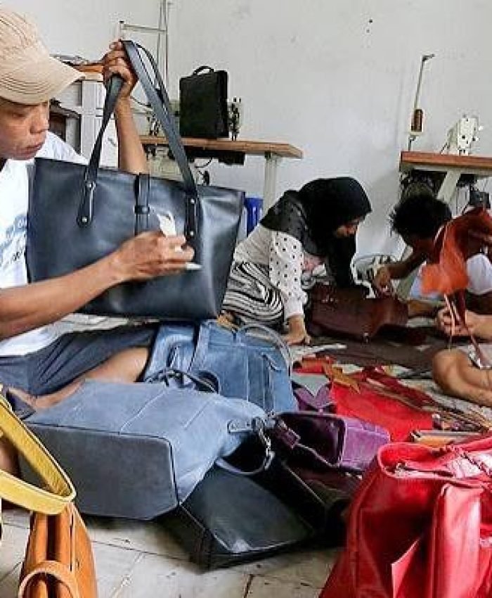 Proses pengecekan kualitas atau Quality Control (QC) pada produk tas custom di workshop konveksi tas.
