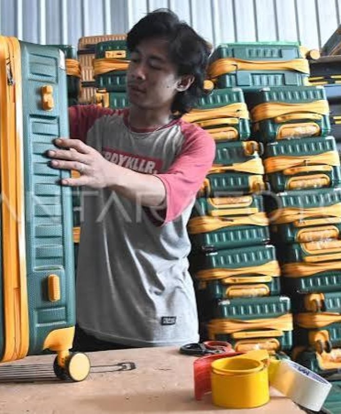 Proses quality control tas custom di konveksi untuk memastikan jahitan dan aksesori dalam kondisi baik.