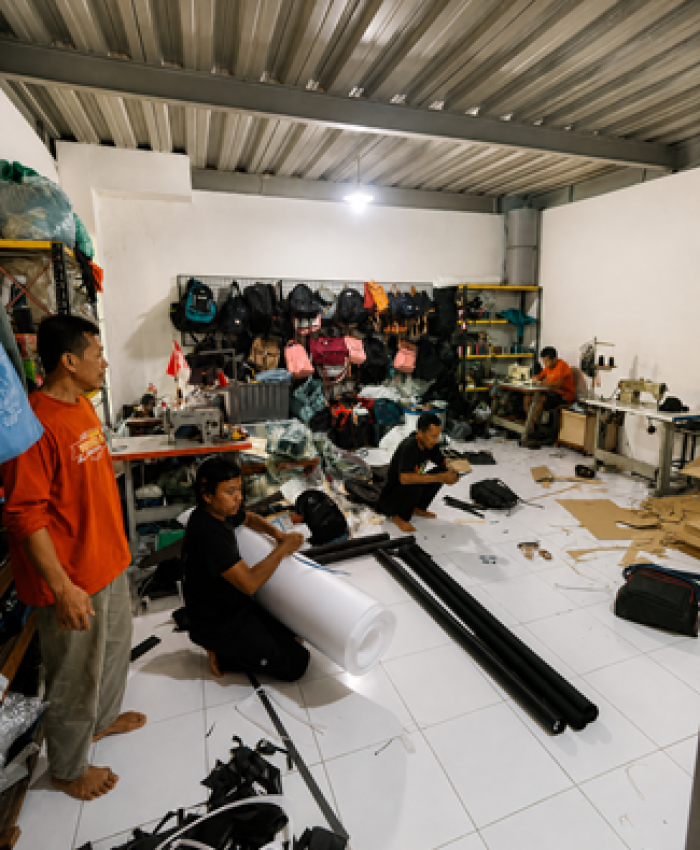 Proses produksi di konveksi tas Bandung yang profesional untuk kebutuhan pengadaan perusahaan.
